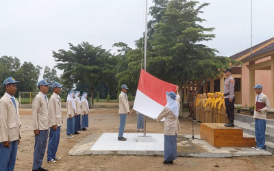 Polres Tulang Bawang Barat Sambangi SMAN 3 Tumijajar: AIPTU Agus Effendi Pimpin Upacara Bendera dalam Program 'Polri Peduli Pendidikan'